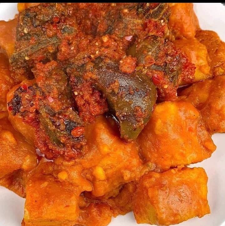 A plated portion of Dlawz red porridge cooked in a rich tomato and pepper sauce